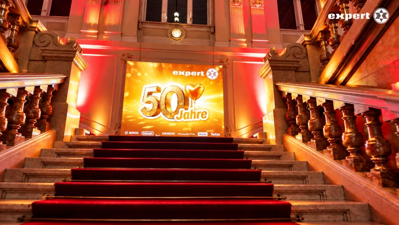 Rot beleuchtete Treppe im Palais Kaufmännischer Verein mit 50-Jahre-expert-Projektion
