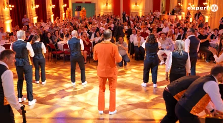 Blick über die Tanzfläche auf das stehende Publikum der expert-Jubiläumsgala
