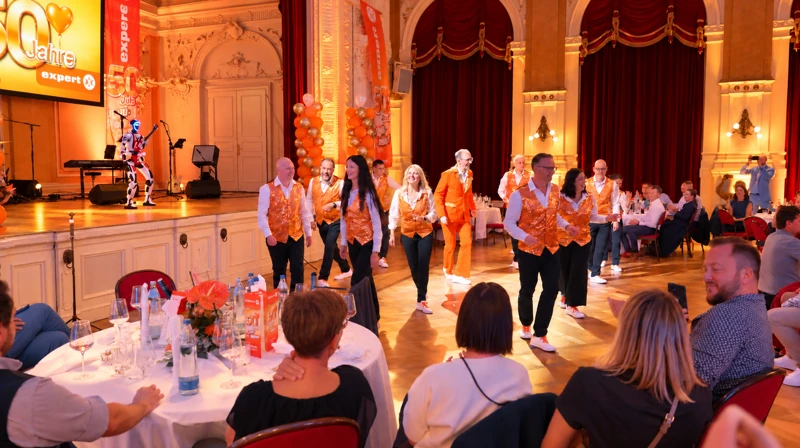 expert-Tanzteam präsentiert seine Choreografie zwischen Bühne und Galatischen