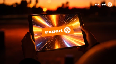 Hände halten ein Tablet mit orangefarbener expert-Animation vor der Galabühne