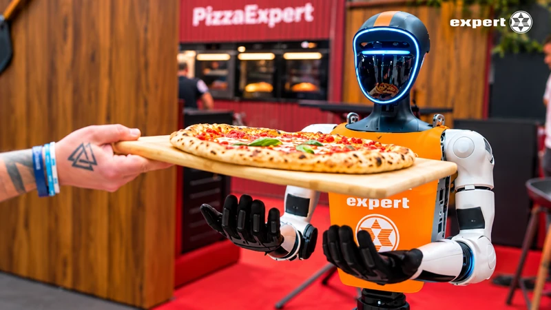 Unitree G1 hält eine Pizza auf einem Holzbrett vor dem PizzaExpert-Messestand