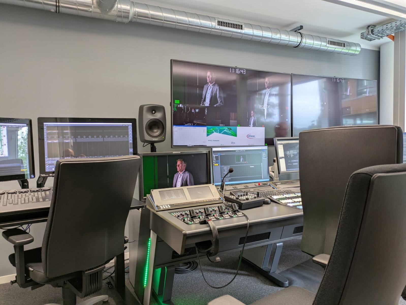 Kontrollraum der Infineon-Filmproduktion mit Corporate-Film-Monitoring