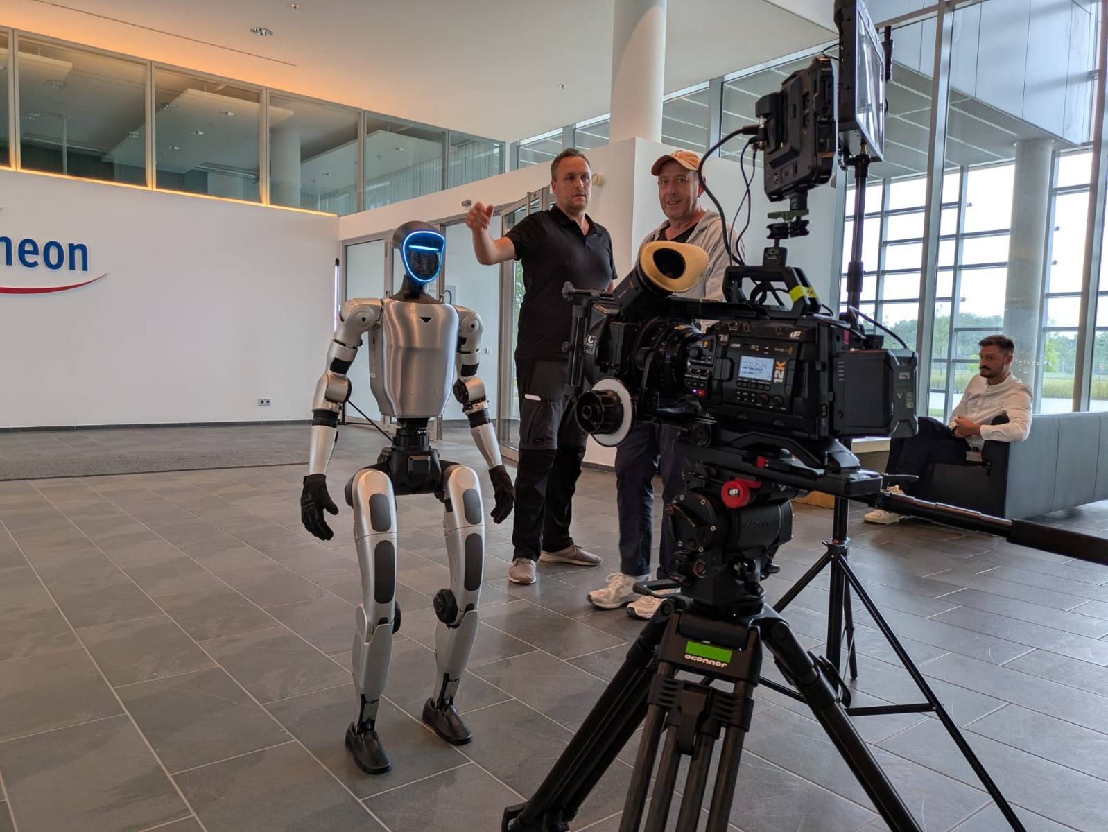 Kamerateam filmt den Unitree G1 beim Infineon Corporate Film-Dreh