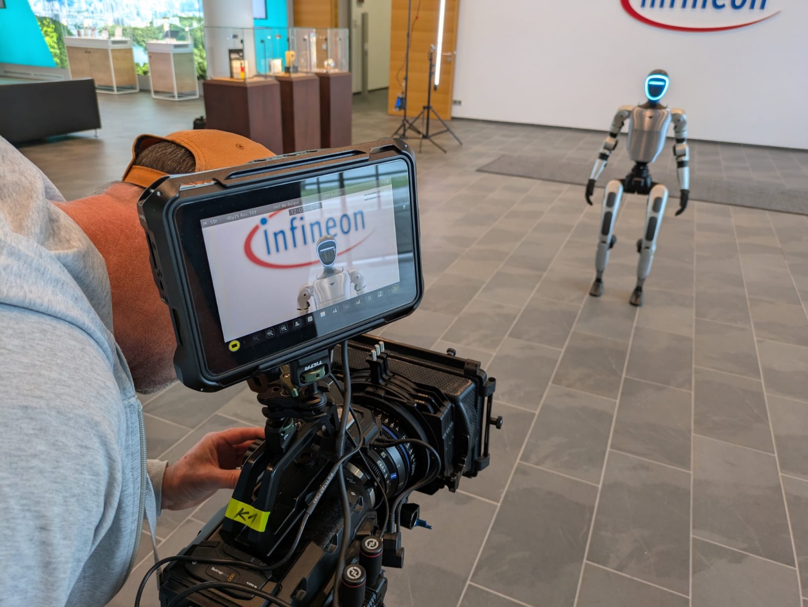 Unitree G1 auf dem Kameramonitor bei der Infineon-Filmproduktion
