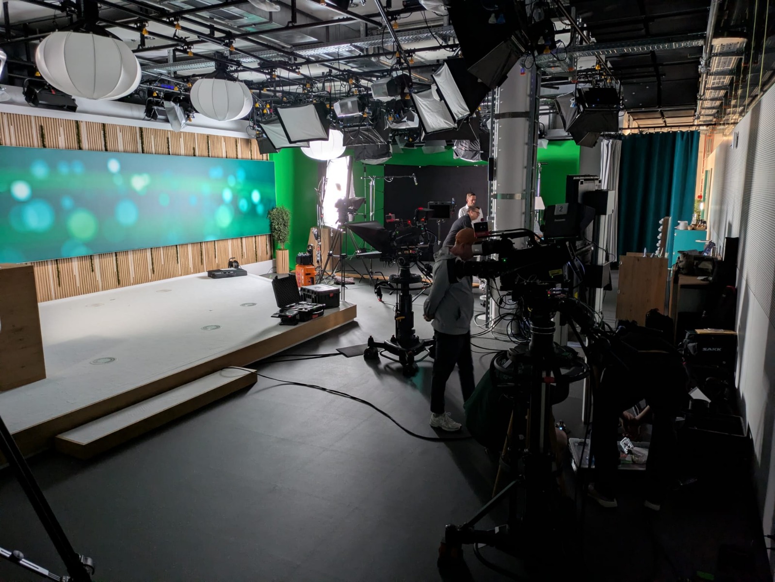 Filmset mit Kamera- und Lichttechnik beim Infineon-Dreh mit Unitree G1