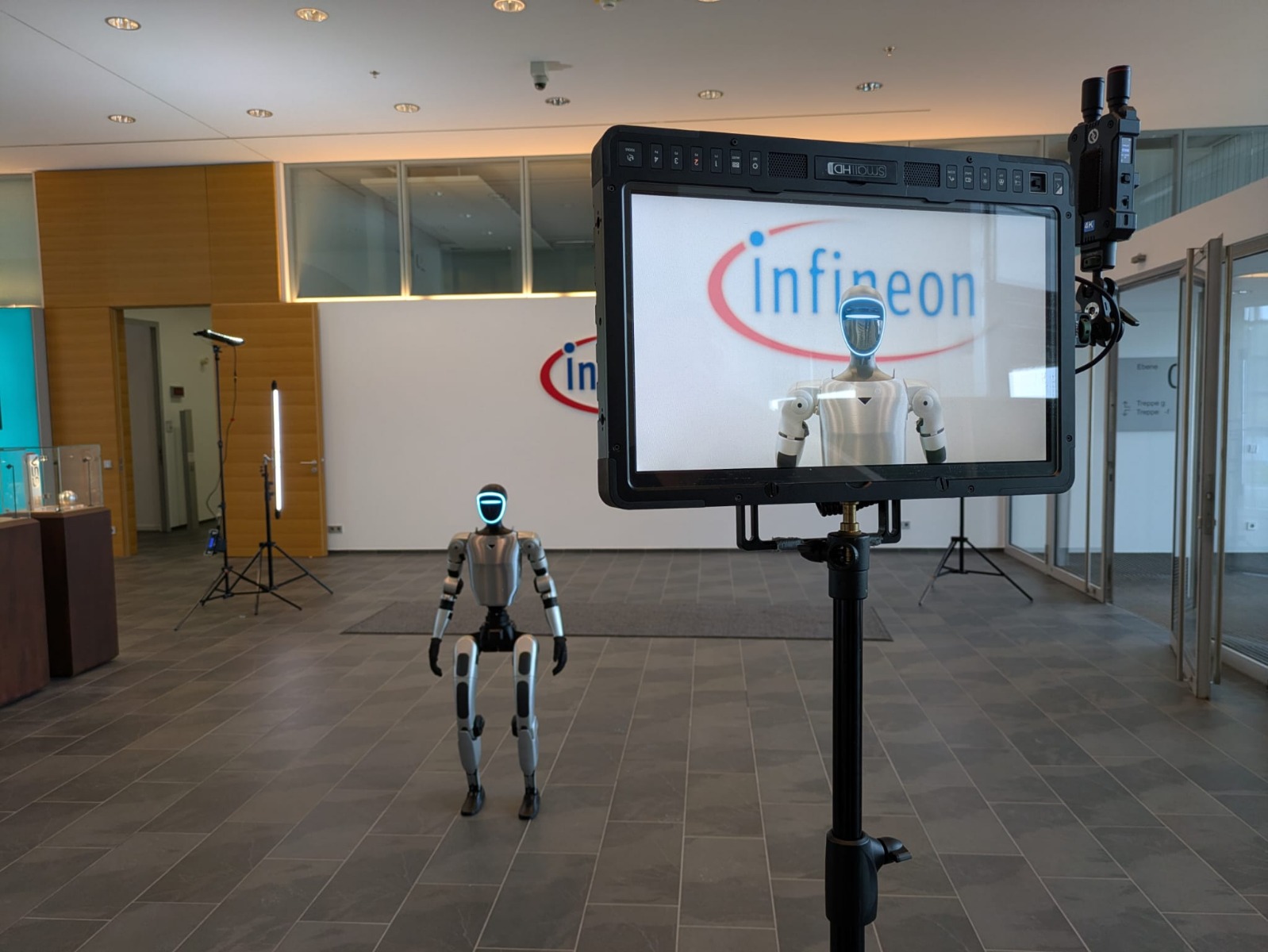 Unitree G1 am Infineon-Filmset mit Kamera und Monitor