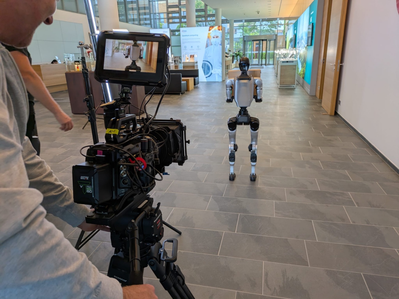 Kamera-Rig filmt den Unitree G1 beim Infineon-Dreh