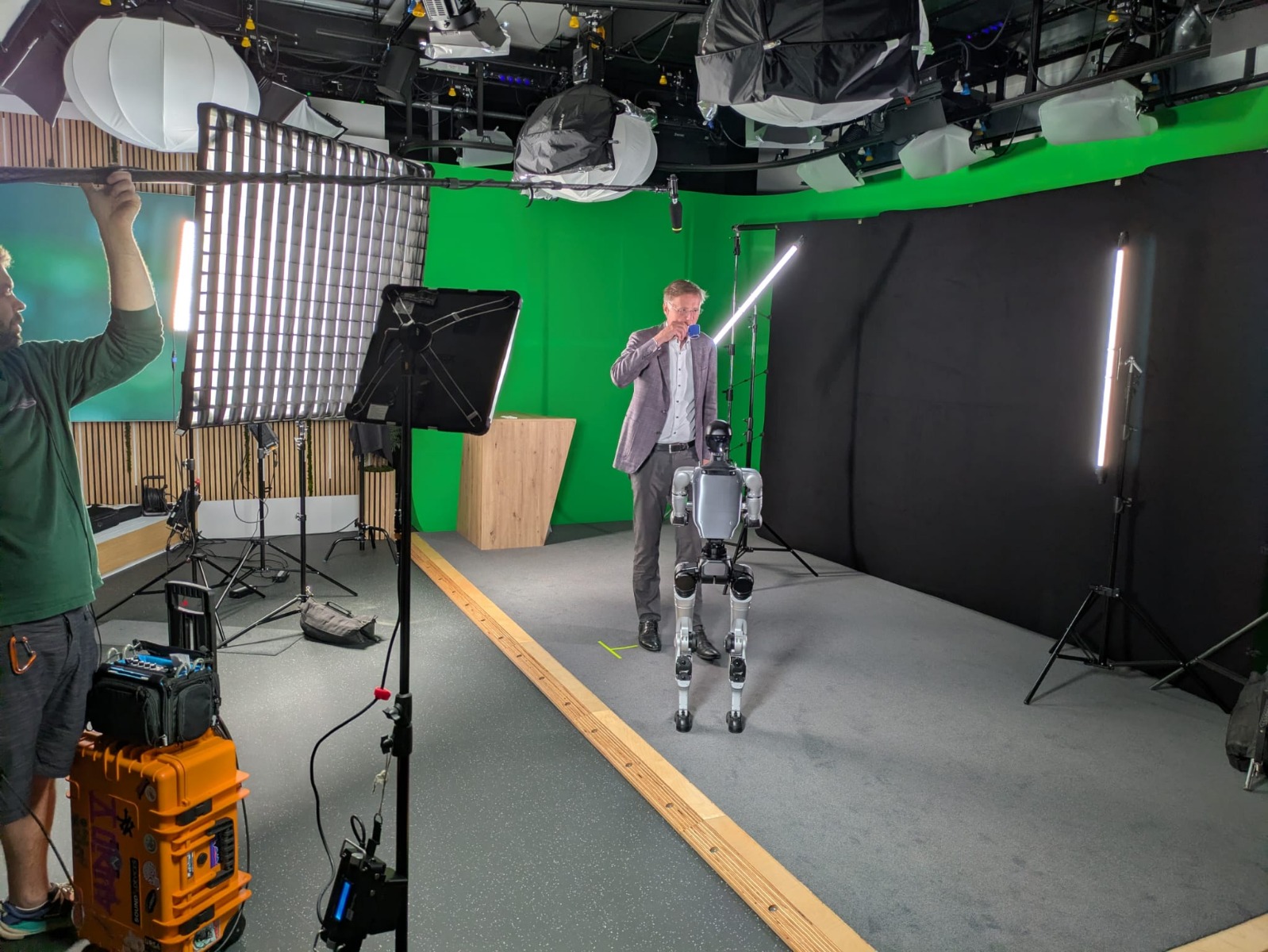 Unitree G1 humanoider Roboter am Green-Screen-Filmset