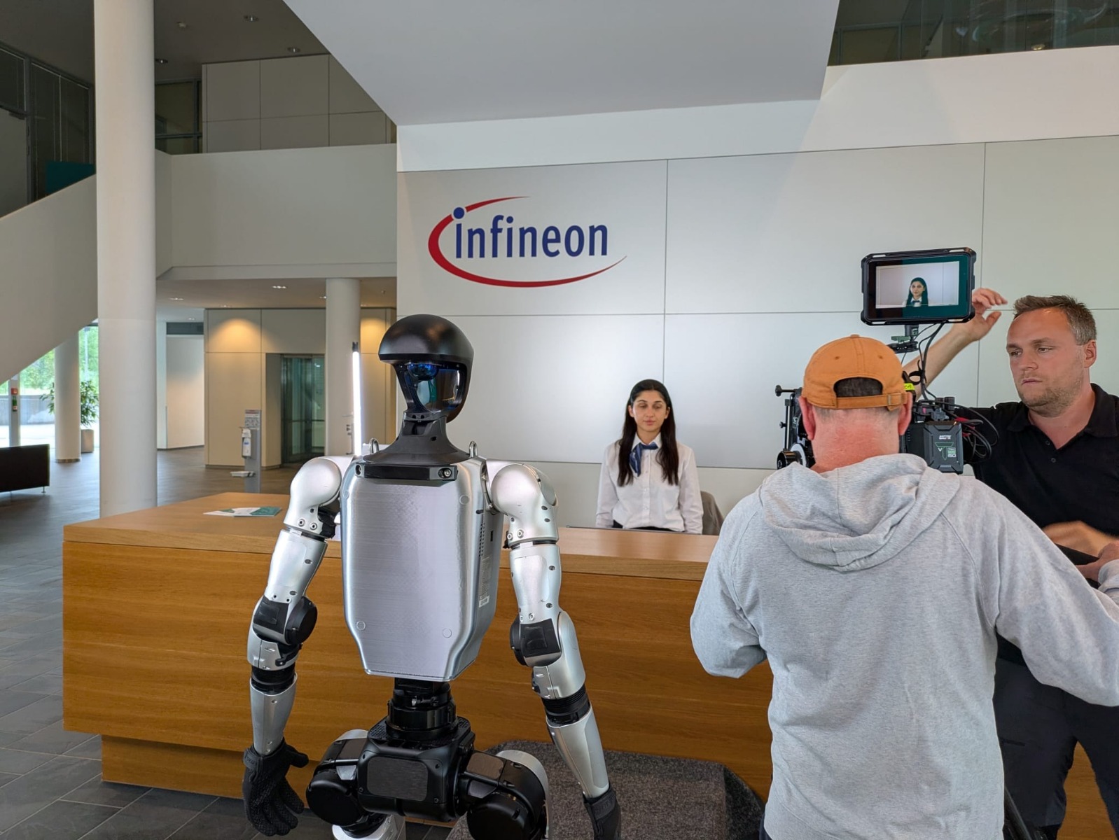 Produktionsteam filmt den Unitree G1 in der Infineon-Lobby