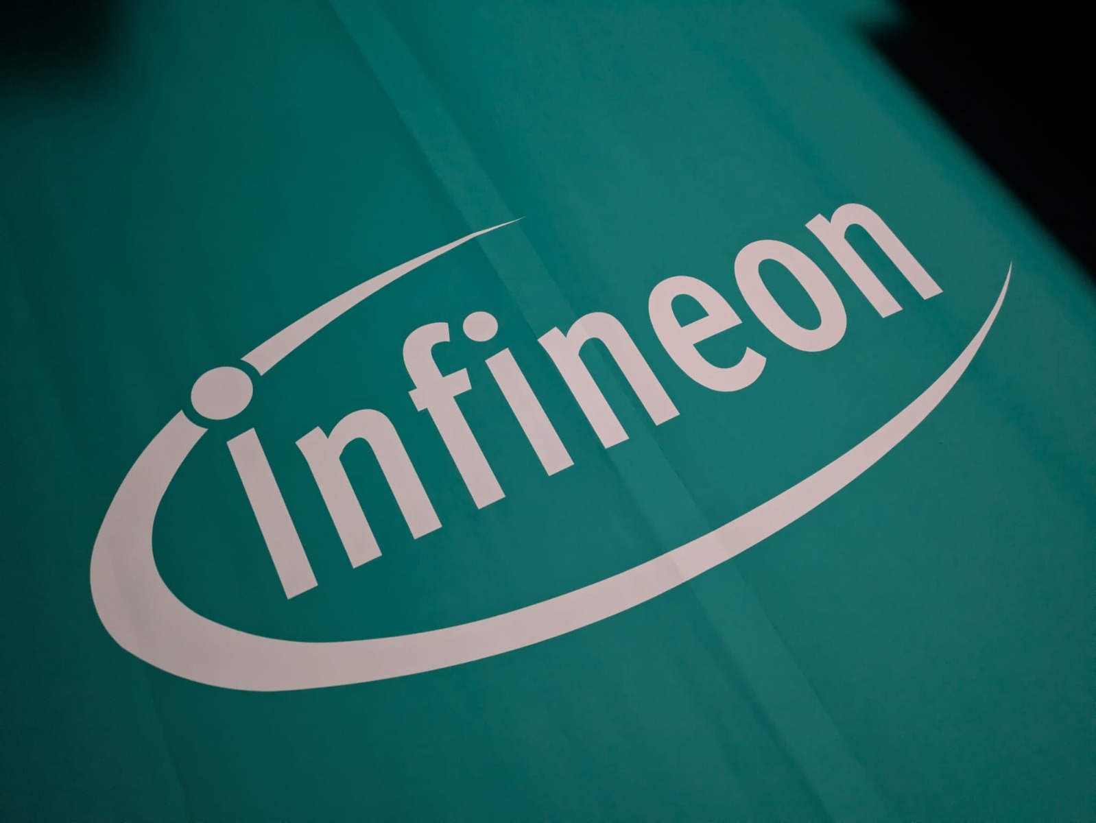 Infineon-Logo als Detailaufnahme beim Corporate Film-Dreh mit Unitree G1