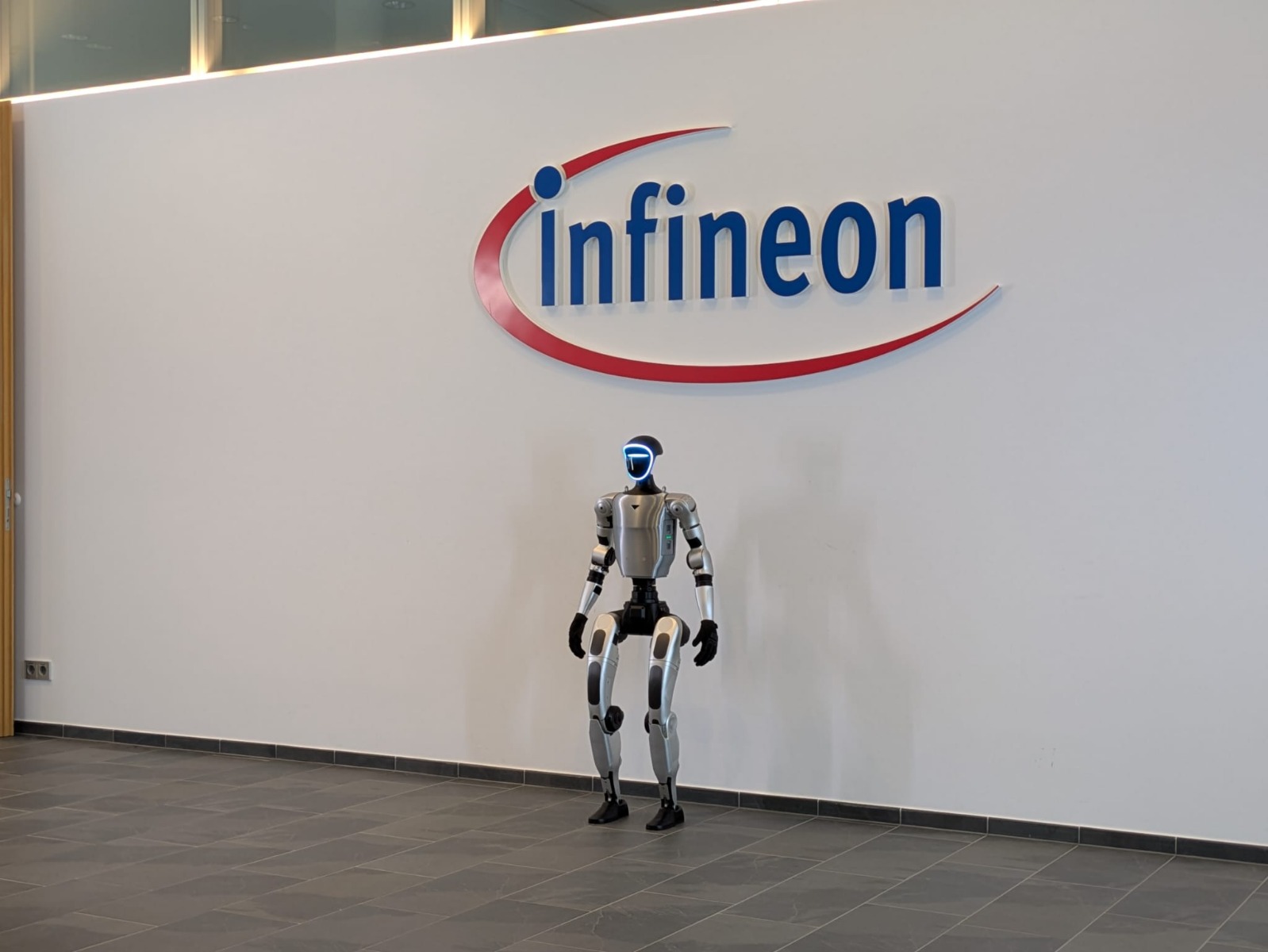 Unitree G1 vor dem Infineon-Logo als visueller Mittelpunkt des Drehs