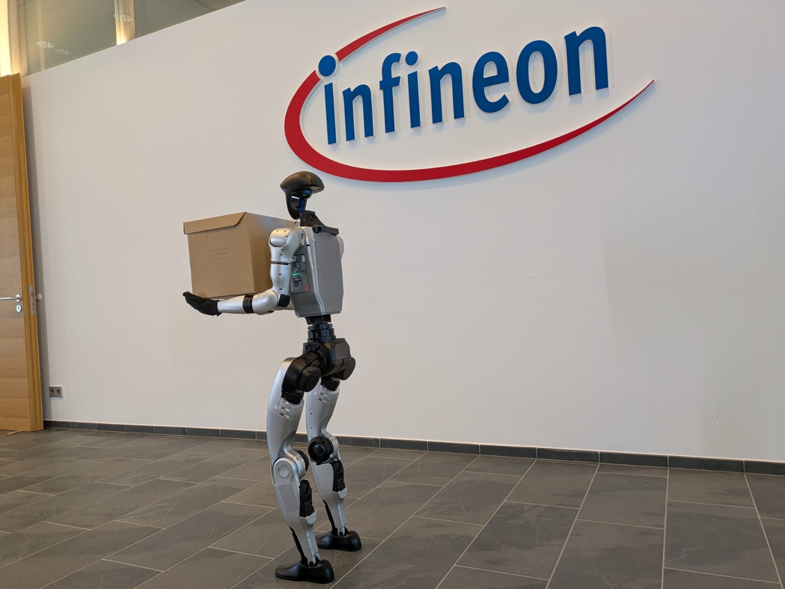 Humanoider Unitree G1 vor dem Infineon-Logo als Innovationssymbol