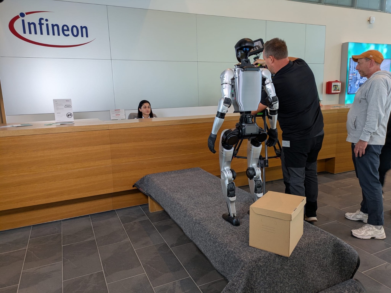 Unitree G1 überreicht ein Paket beim Infineon Corporate Film-Dreh