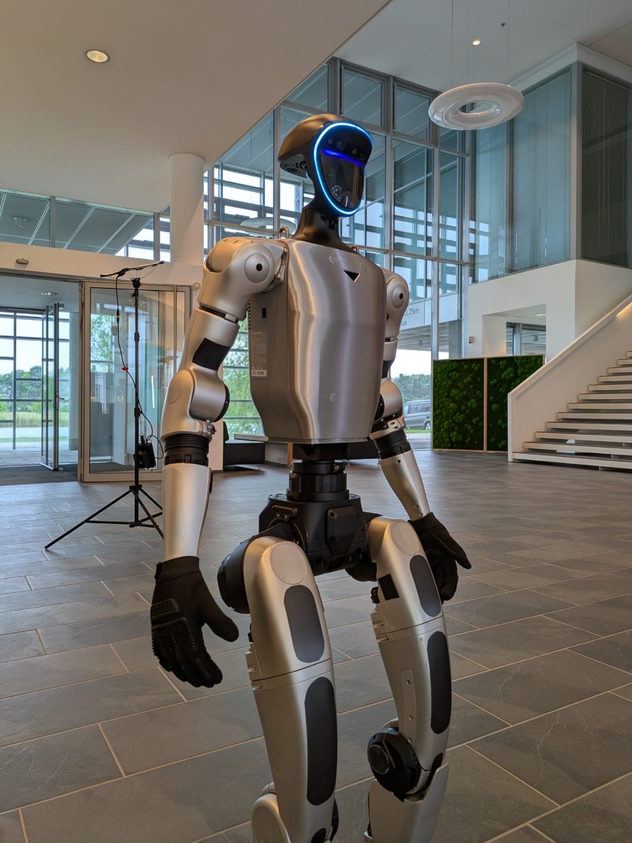 Unitree G1 humanoider Roboter beim Infineon-Dreh im Treppenbereich