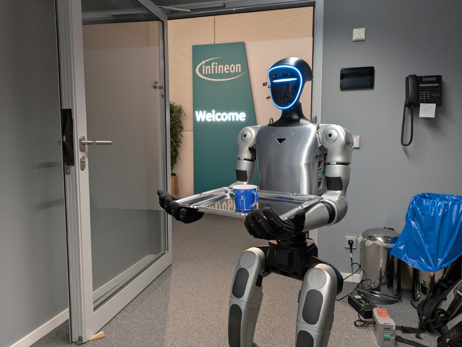 Unitree G1 humanoider Roboter im Infineon-Welcome-Bereich