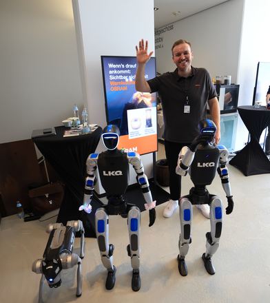 Aussteller mit humanoiden Robotern beim LKQ Europe Premium Event 2026