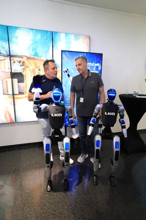 Besucher im Gespräch mit Robotern beim LKQ Europe Premium Event 2026