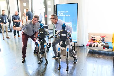 Besucher interagiert mit humanoiden Robotern beim LKQ Europe Premium Event 2026