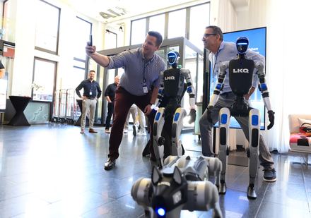 Besucher interagiert mit Roboterhund beim LKQ Europe Premium Event 2026