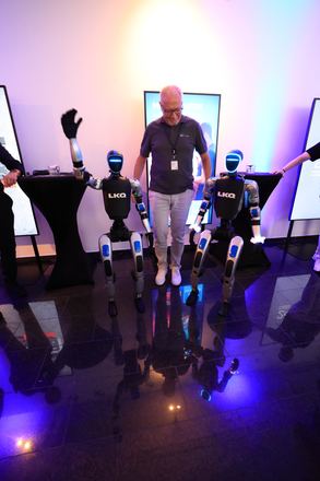 Besucher mit humanoiden Robotern beim LKQ Europe Premium Event 2026