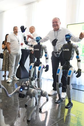 Besucher mit Roboterhund und humanoiden Robotern beim LKQ Europe Premium Event 2026
