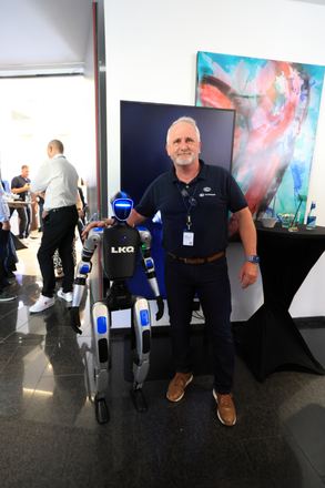 Besucher mit Robotern im Eventraum beim LKQ Europe Premium Event 2026