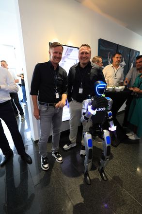 Besuchergruppe mit humanoidem Roboter beim LKQ Europe Premium Event 2026