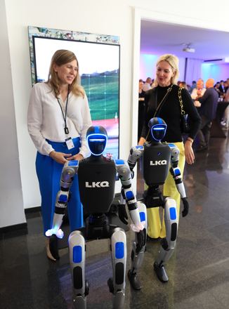Besucherin mit Robotern im Foyer beim LKQ Europe Premium Event 2026