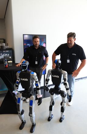 Betreuer mit zwei humanoiden Robotern beim LKQ Europe Premium Event 2026