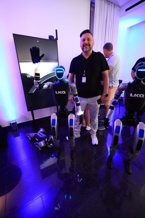 Eventbetreuer mit humanoiden Robotern beim LKQ Europe Premium Event 2026