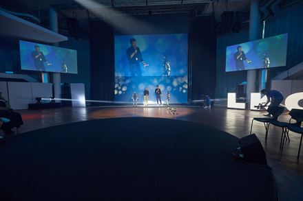 Eventbühne vor Robotik-Show beim LKQ Europe Premium Event 2026