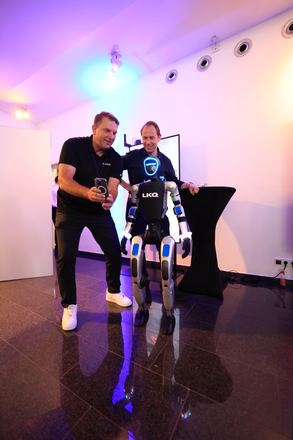 Eventteam mit humanoiden Robotern beim LKQ Europe Premium Event 2026