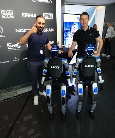 Eventteam mit Robotern vor Markenwand beim LKQ Europe Premium Event 2026
