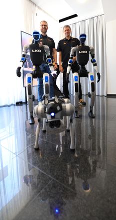 Eventteam mit zwei humanoiden Robotern beim LKQ Europe Premium Event 2026
