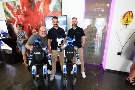 Eventteam und Gäste mit Robotern beim LKQ Europe Premium Event 2026