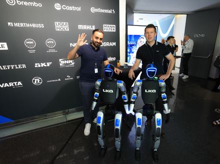Eventteam vor Sponsorenwand beim LKQ Europe Premium Event 2026