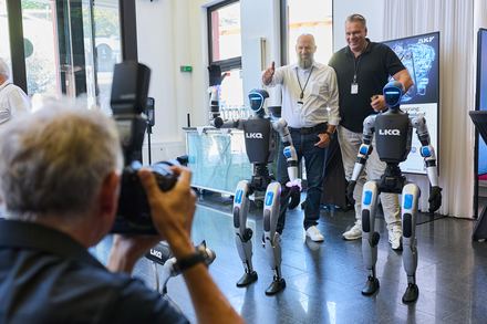 Fotografiert humanoide Roboter mit Gaesten beim LKQ Europe Premium Event 2026