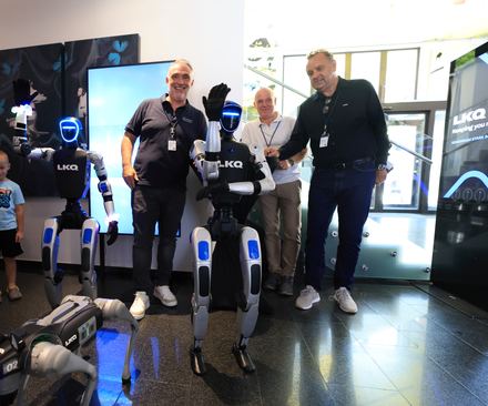 Gäste begrüßen humanoide Roboter beim LKQ Europe Premium Event 2026