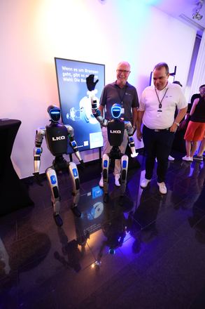 Gäste mit zwei humanoiden Robotern beim LKQ Europe Premium Event 2026