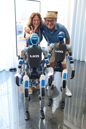 Gäste Posieren mit humanoiden Robotern beim LKQ Europe Premium Event 2026