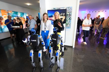 Gäste treffen humanoide Roboter beim LKQ Europe Premium Event 2026