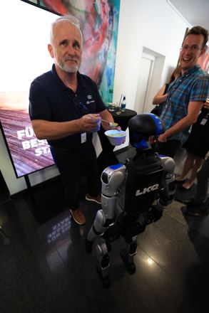 Gast im Gespräch mit humanoidem Roboter beim LKQ Europe Premium Event 2026