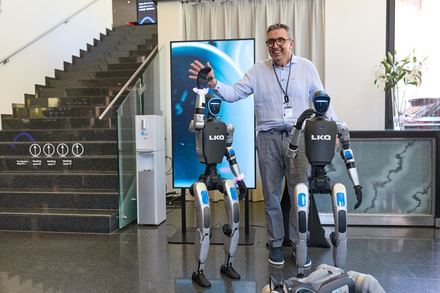 Gast mit humanoiden Robotern und Roboterhund beim LKQ Europe Premium Event 2026