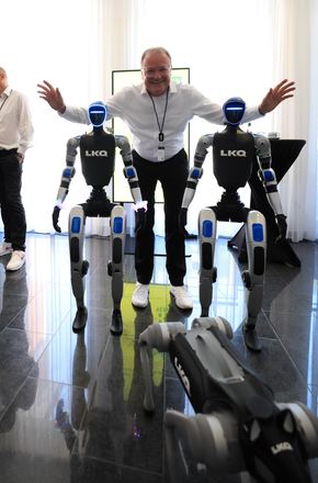Gast posiert mit humanoiden Robotern beim LKQ Europe Premium Event 2026