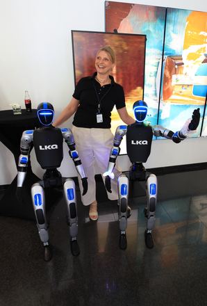Gast präsentiert humanoide Roboter beim LKQ Europe Premium Event 2026