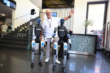 Gast winkt mit humanoiden Robotern beim LKQ Europe Premium Event 2026
