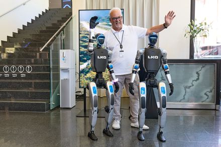 Gast winkt zwischen humanoiden Robotern beim LKQ Europe Premium Event 2026