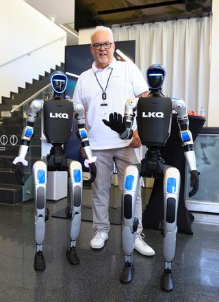 Gast zwischen humanoiden Robotern beim LKQ Europe Premium Event 2026