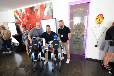 Gruppenfoto mit Eventteam und Robotern beim LKQ Europe Premium Event 2026