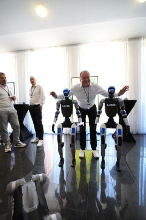 Gruppenfoto mit humanoiden Robotern beim LKQ Europe Premium Event 2026